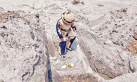 சீர்காழி அருகே கரை ஒதுங்கிய மர்ம பொருளை வெடிக்க வைத்து செயல் இழக்க செய்த நிபுணர்கள்