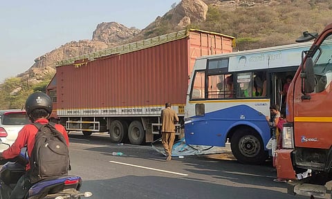 சூளகிரி அருகே நாய் குறுக்கே வந்ததால் விபத்து- கண்டெய்னர் லாரி மீது அரசு பஸ் மோதி 5 பேர் காயம்