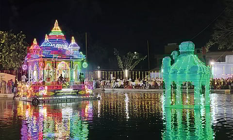 மாசி திருவிழா: திருச்செந்தூர் சுப்பிரமணியசுவாமி கோவிலில் தெப்ப உற்சவம்