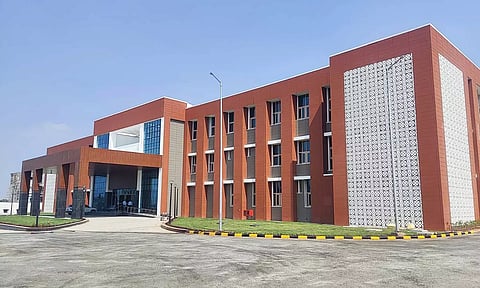 100 படுக்கை வசதியுடன் ரூ.81 கோடி மதிப்பில் கட்டப்பட்ட இ.எஸ்.ஐ., மருத்துவமனை இன்று திறப்பு