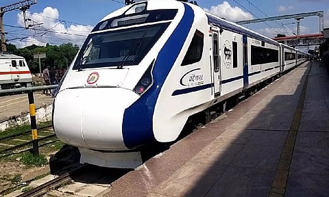 சிக்னல் கோளாறால் நிறுத்தப்பட்டுள்ள ரெயில்.