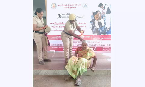 சின்னம்மாள் தீக்குளிக்க முயன்றதையும் போலீசார் தடுத்து நிறுத்தியதையும் காணலாம்.