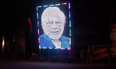 பிரதமர் மோடியை வரவேற்று இரவில் ஒளிரும் டிஜிட்டல் பேனர்கள்