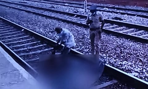 2 பெண் குழந்தைகளுடன் ரெயில் முன் பாய்ந்து தாய் தற்கொலை