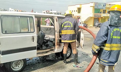 ஓடும் காரில் திடீர் தீ விபத்து