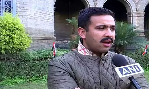 இமாச்சல பிரதேசத்தில் அடுத்தடுத்து பரபரப்பு: மந்திரி ராஜினாமாவால் நெருக்கடியில் காங்கிரஸ்