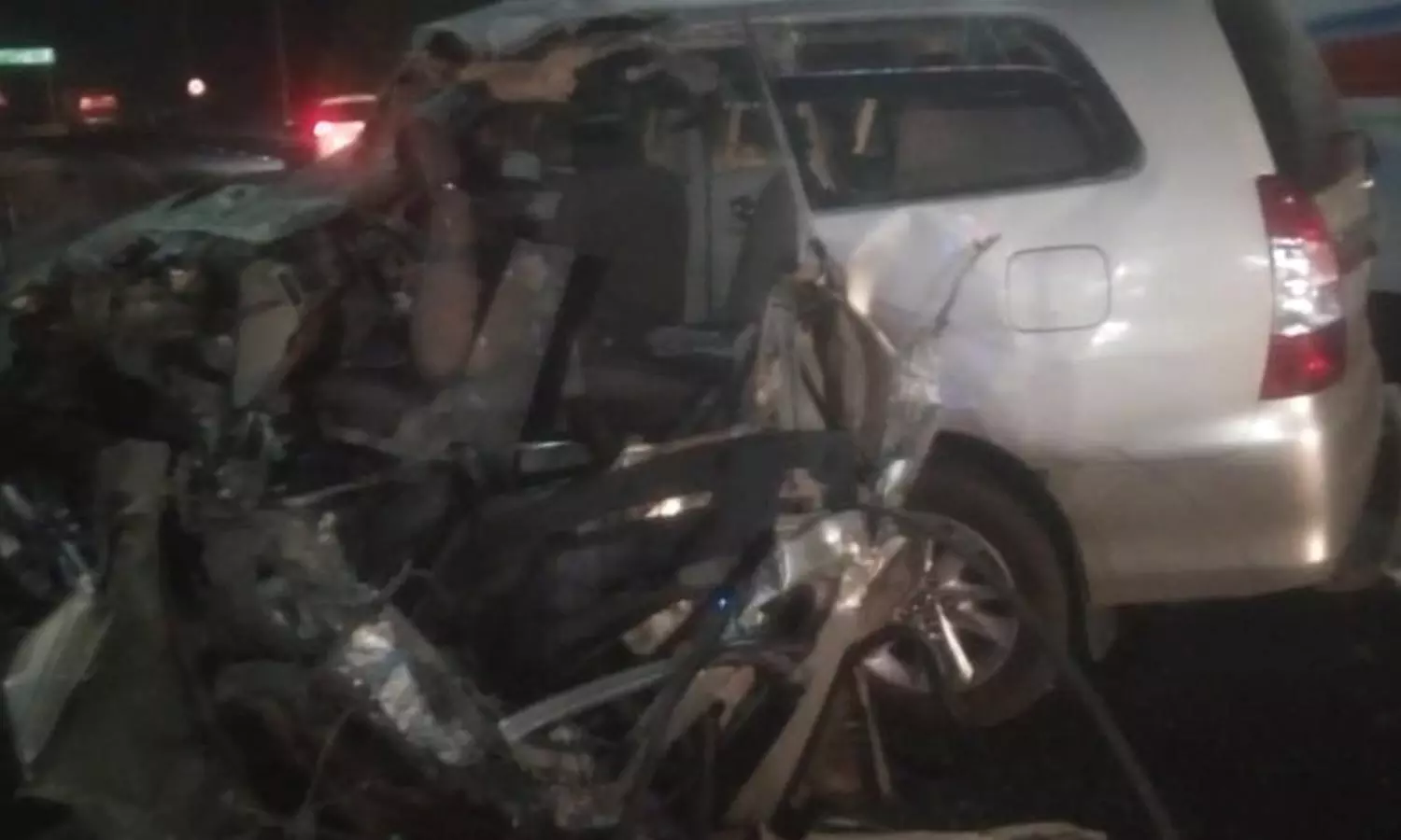 கண்டெய்னர் லாரி மீது கார் மோதி தாத்தா-பேரன் பலி