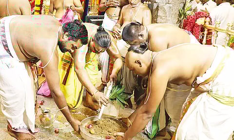 சீனிவாசமங்காபுரம் கோவிலில் பிரம்மோற்சவ விழா கொடியேற்றம்