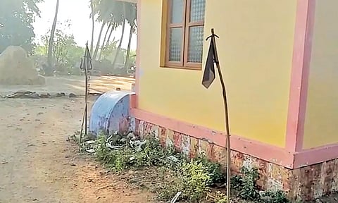 வீடுகளில் கருப்பு கொடி ஏற்றி இருப்பதை காணலாம்