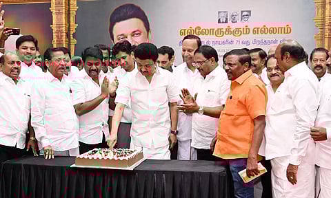 71-வது பிறந்த நாள்:  மு.க.ஸ்டாலினுக்கு நீண்ட கியூவில் நின்று வாழ்த்து  தெரிவித்த தொண்டர்கள்