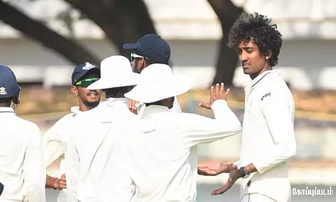 ரஞ்சி டிராபி அரையிறுதி: 42 ரன்னுக்குள் 5 விக்கெட்டுகளை இழந்து தமிழ்நாடு திணறல்