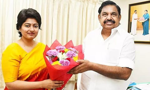 அதிமுக மகளிர் அணி துணைச் செயலாளராக காயத்ரி ரகுராம் நியமனம்