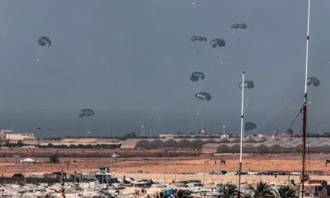 காசா மக்களுக்கு வான்வழியாக நிவாரண பொருட்கள் அனுப்பியது அமெரிக்கா