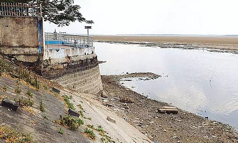 நீர்மட்டம் குறைந்ததால் வீராணம் ஏரி குட்டைபோல் காட்சி அளிப்பதை காணலாம்.