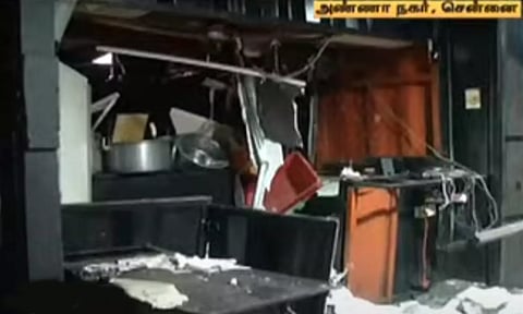 பிரபல ஃபுட் ஸ்ட்ரீட்டில் தீ விபத்து: 3 பேர் காயம்