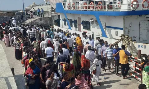 படகில் செல்ல சுற்றுலா பயணிகள் வரிசையில் காத்திருந்ததை படத்தில் காணலாம்.