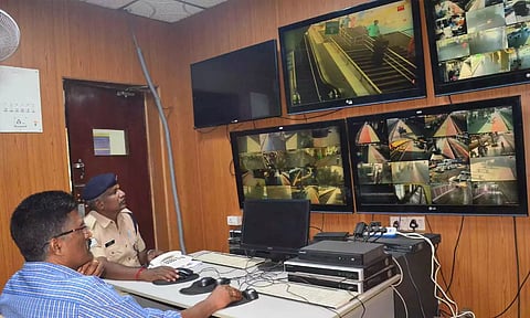 கண்காணிப்பு கேமிரா மூலம் ஆய்வு மேற்கொள்ளும் போலீசார்.