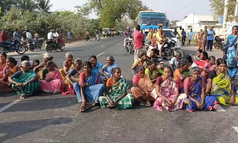 மூணாம்பள்ளியில் மயான ஆக்கிரமிப்பை அகற்றக்கோரி பொதுமக்கள் சாலை மறியல்