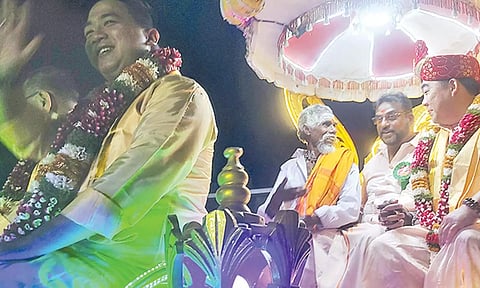 தொழிலாளியின் ஷோரூமை பார்க்க சிங்கப்பூரில் இருந்து வேதாரண்யம் வந்த உரிமையாளர்