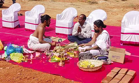 மதுரை தோப்பூரில் எய்ம்ஸ் மருத்துவமனை அமைய உள்ளதையொட்டி கட்டுமான பணிகளுக்கு இன்று காலை சிறப்பு பூஜைகள் நடைபெற்ற காட்சி.