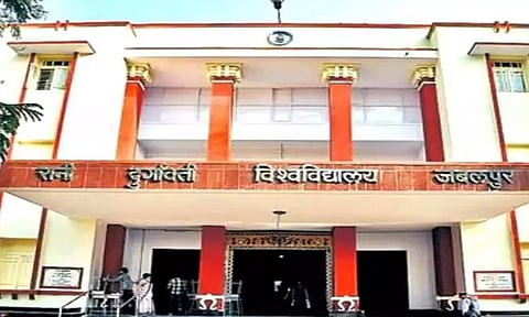 தயாராக வந்த மாணவர்கள் - தேர்வை மறந்த பல்கலைக்கழகம்