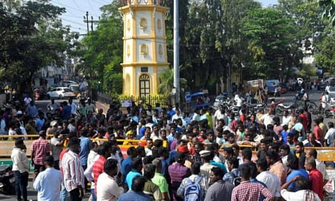 புதுச்சேரி சிறுமி கொலை வழக்கு- 11 காவலர்கள் பணியிடமாற்றம்