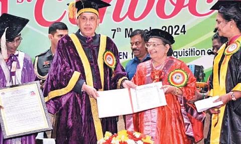 பிரபல பின்னணி பாடகி பி.சுசீலாவுக்கு கவுரவ டாக்டர் பட்டம்