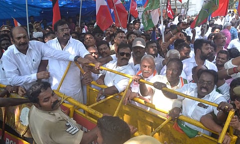 கவர்னர் மாளிகையை முற்றுகையிட முயன்ற இந்தியா கூட்டணி கட்சியினர்- போலீசாருடன் தள்ளு முள்ளு