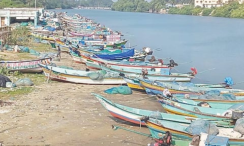 இழுவை மடியை தடை செய்யக்கோரி நாகை மீனவர்கள் வேலைநிறுத்த போராட்டம்