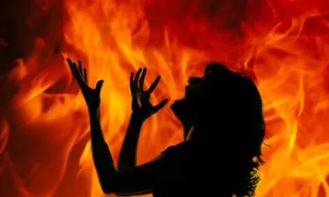 மது அருந்துவதை தடுத்த மனைவியை உயிருடன் எரித்து கொன்ற கணவர்