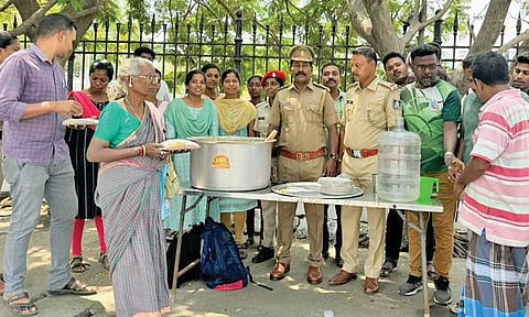'பந்த்' போராட்டத்தால் ஓட்டல்கள் அடைப்பு- பசியால் தவித்தவர்களுக்கு உணவு வழங்கிய புதுச்சேரி போலீசார்