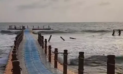 கேரளாவில் மிதக்கும் பாலம் உடைந்து விபத்து- இருவர் கவலைக்கிடம்