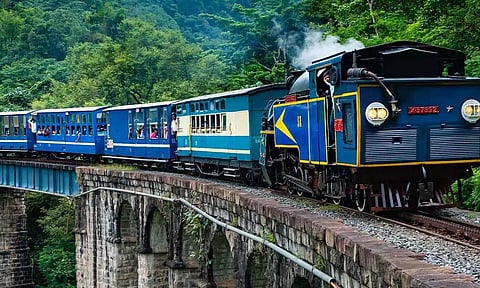 சுற்றுலாபயணிகள் கூட்டம் அதிகரிப்பால் மேட்டுப்பாளையம்- ஊட்டிக்கு சிறப்பு மலை ரெயில்