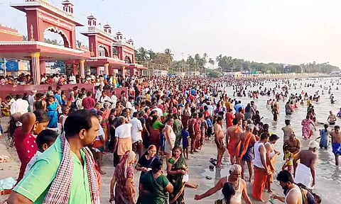 மாசி அமாவாசை: ராமேஸ்வரம் அக்னி தீர்த்தத்தில் பக்தர்கள் புனித நீராடல்