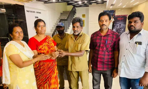 சினிமா தியேட்டரில் தவறவிட்ட தங்ககாப்பை குப்பையில் கண்டுடெடுத்த மாநகராட்சி தூய்மை பணியாளர்கள்