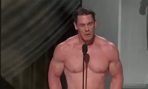 ஆஸ்கர் விருது வழங்க ஆடைகளின்றி வந்த ஜான் சீனா