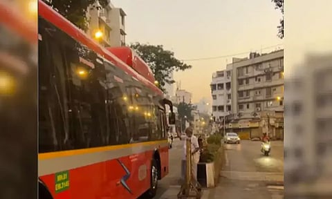பஸ் டிரைவர்களுக்கு பிஸ்கெட் வினியோகிக்கும் முதியவர்