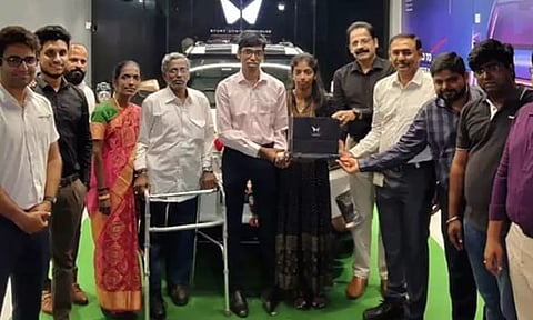 பிரக்ஞானந்தாவுக்கு XUV 400 EV கார் பரிசளித்த ஆனந்த் மஹிந்திரா