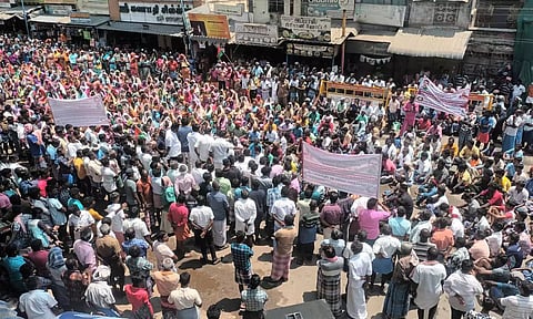 சங்கரன்கோவிலில் ஆயிரக்கணக்கான பொதுமக்கள் திரண்டு போராட்டத்தில் ஈடுபட்ட காட்சி.