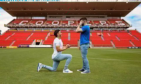 தனது ஆண் நண்பருக்கு ப்ரபோஸ் செய்த பிரபல கால்பந்து வீரர்