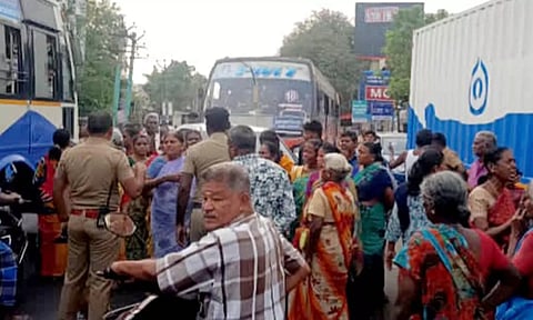 ஈரோடு-பவானி சாலையில் பொதுமக்கள் திடீர் சாலை மறியலில் ஈடுபட்டதால் பரபரப்பு