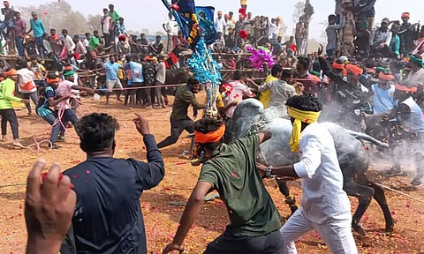 எருது விடும் விழாவில் சீறி பாய்ந்த காளைகள்