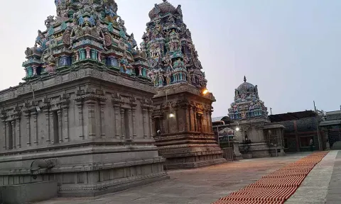 சென்னிமலை முருகன் கோவிலில் பக்தர்களுக்கு வெயிலின் தாக்கத்தை குறைக்க மேட் விரிப்பு