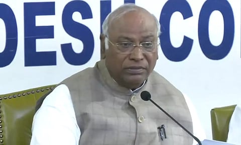 பா.ஜ.க. வங்கிக் கணக்குகளை முடக்க வேண்டும்: கார்கே ஆவேசம்