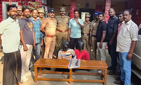 மின்சார ரெயிலில் பயணிகளை வெட்டி கொள்ளையடித்த 2 பேர் கைது