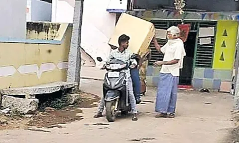 கோவிலுக்கு கொண்டு வந்த ஒலிபெருக்கிகளை திருப்பி அனுப்பிய காட்சி.