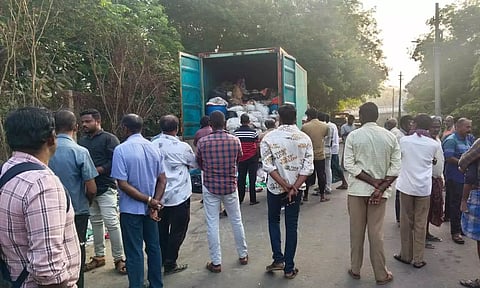 மருத்துவ கழிவுகள் ஏற்றி வந்த லாரியை சிறைப்பிடித்த பொதுமக்கள்.