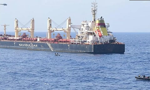 சோமாலியா கடற்கொள்ளையர்களிடம் இருந்து 17 ஊழியர்கள் பத்திரமாக மீட்பு