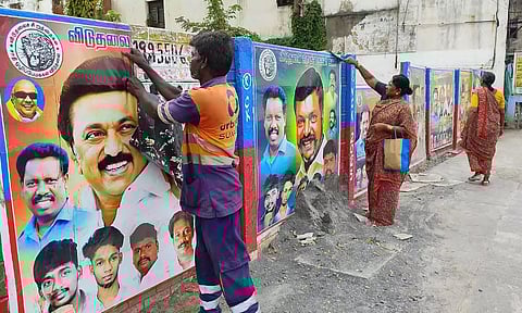 சென்னையில் அரசியல் கட்சியினரின் பேனர்கள், சுவரொட்டிகள் அகற்றம்- தேர்தல் பணியாளர்கள் நடவடிக்கை