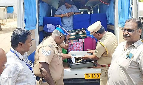 பாராளுமன்ற தேர்தல் நடத்தை விதிகள் அமல்- மதுரை மாவட்டம் முழுவதும் பறக்கும் படையினர் வாகன சோதனை